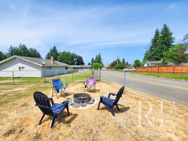 Building Photo - Earthy Warm and Inviting 3-Bd Rambler