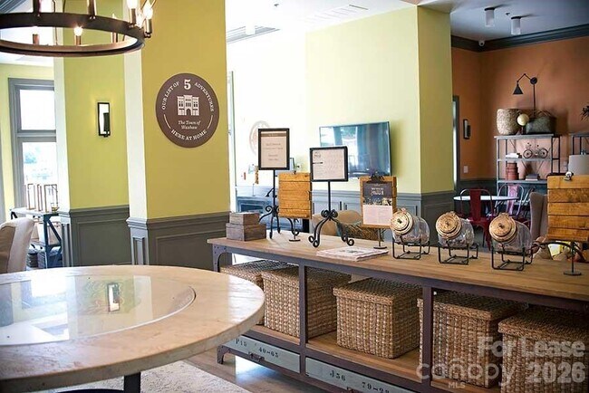 Building Photo - 1127 Walbury Hl