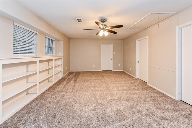 Building Photo - 16911 Memorial Oaks Ln