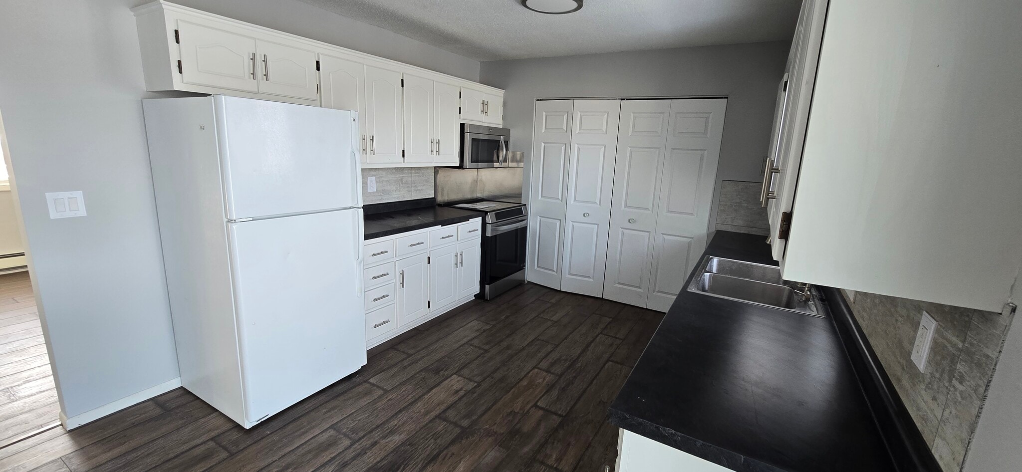 Kitchen with new appliances. - 4664 Suffolk Rd