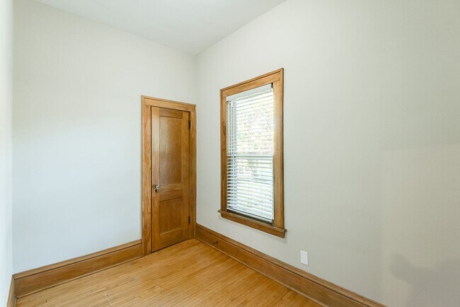 Building Photo - Recently Renovated 4-Bed Close to Macalester, St Thomas, Concordia & St Kate's!