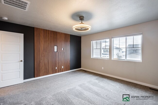 Building Photo - Upgraded 4 bed 3 bath home