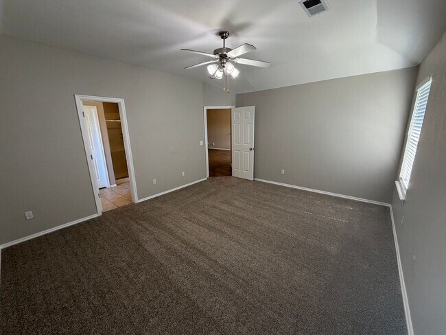 Building Photo - 411 S Pointe Ln