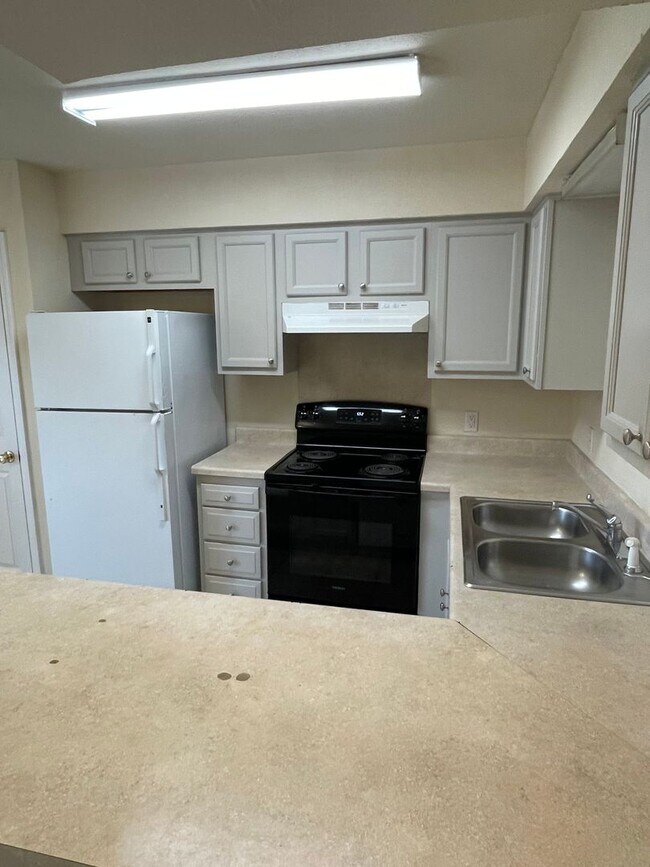Building Photo - 2BD/1.5BA Unit in Quiet Complex! Both Bedrooms Upstairs w/ Full Bath