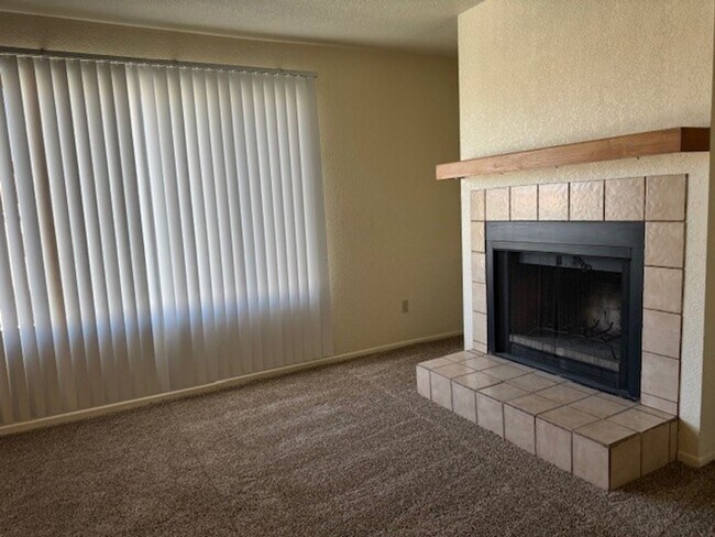 Building Photo - 2BR Condo w/Marina and Dock-Gated Waterfro...