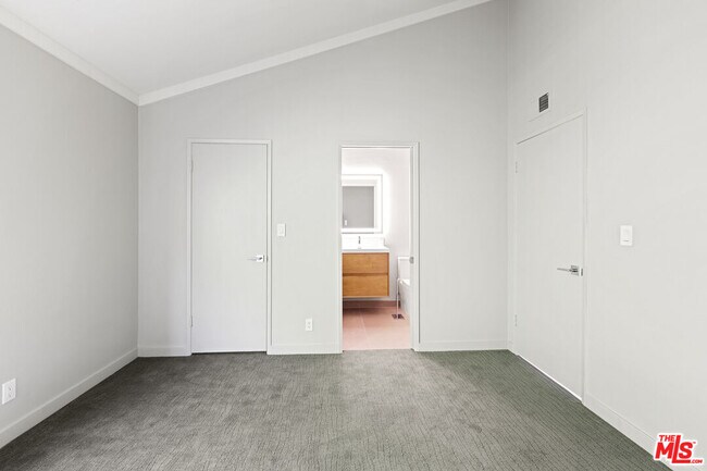 Building Photo - 1044 20th St