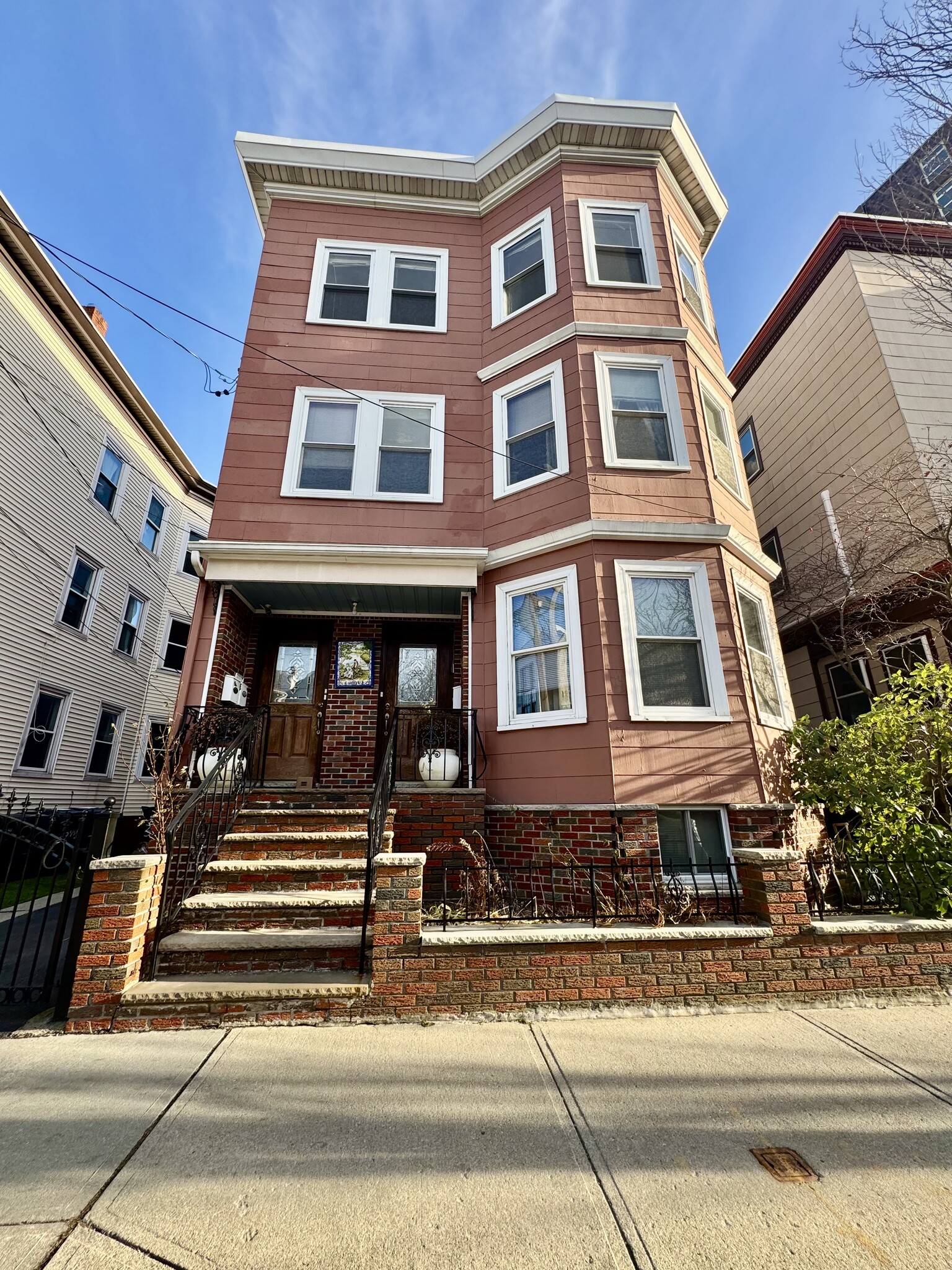 Building Photo - 372 Prospect St