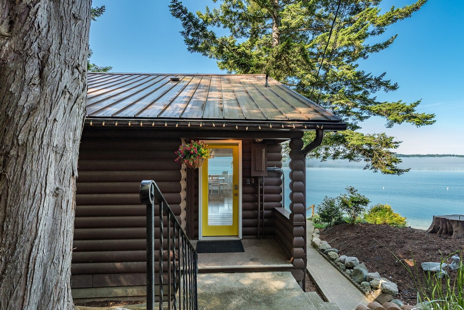 Building Photo - 2038 S Breezy Point Rd