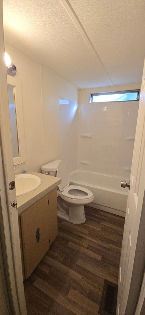 Building Photo - Model: Crown