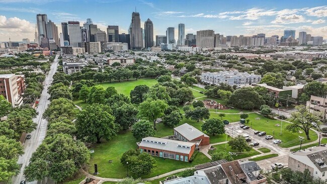 Building Photo - 3105 San Jacinto St