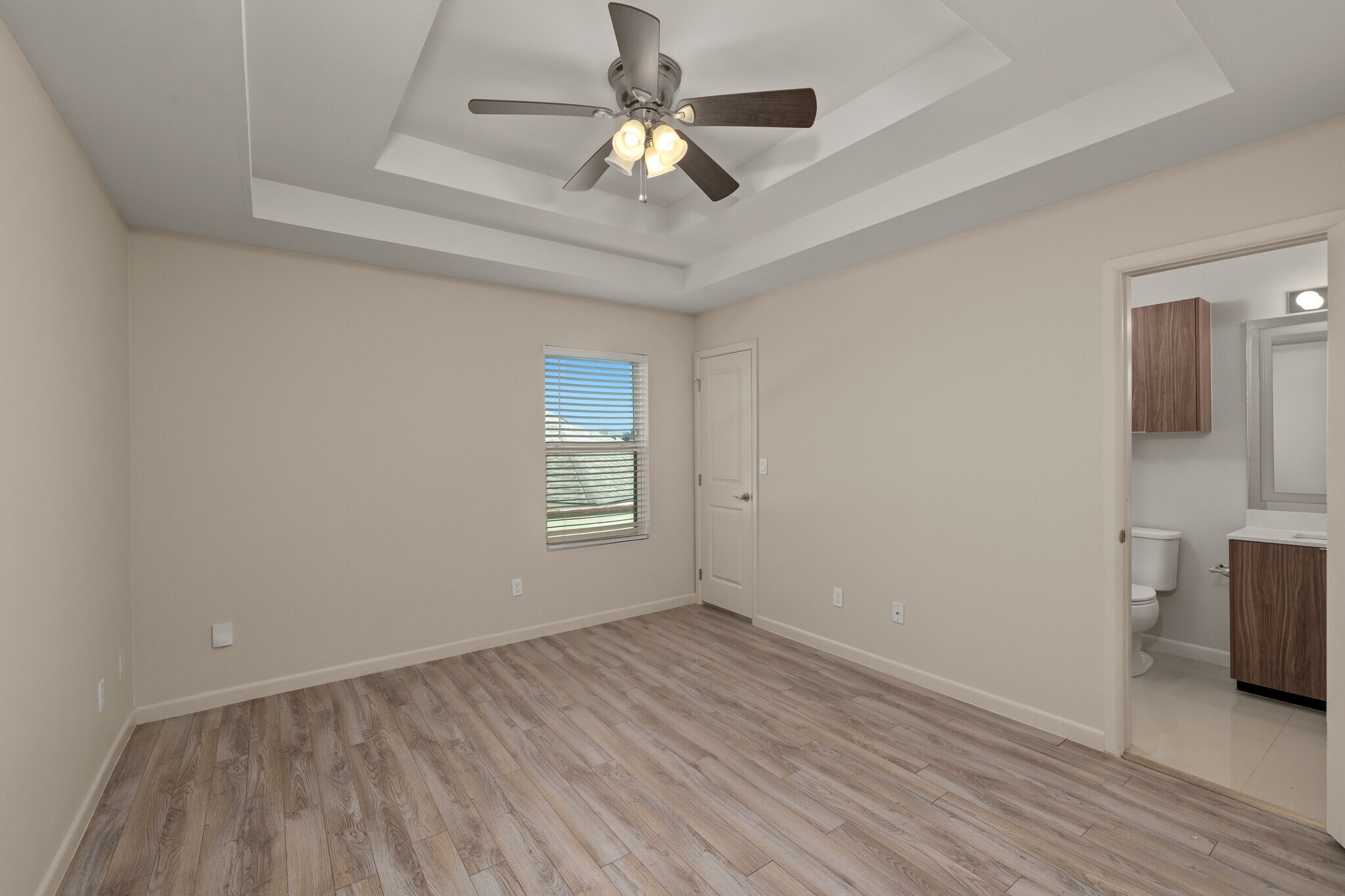 Building Photo - 1021 E La Cantera Ave