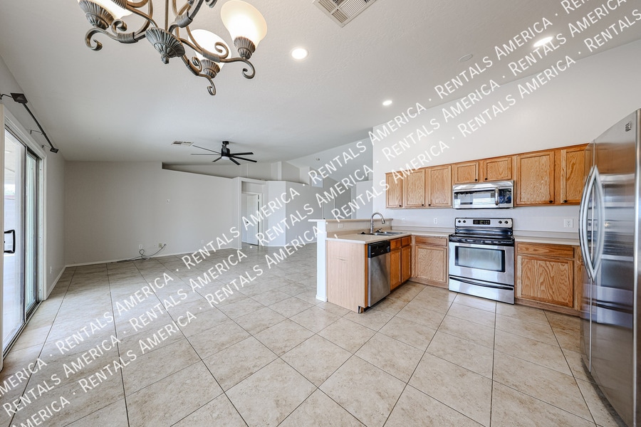 Building Photo - 4819 E Whitehall Dr