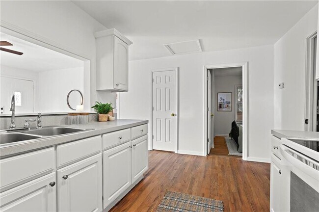 Building Photo - 2070 Ridgedale Rd NE