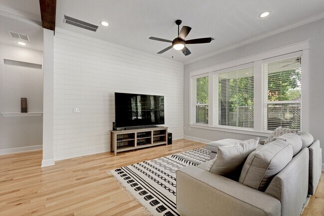 Building Photo - North Loop Area Gem!!!