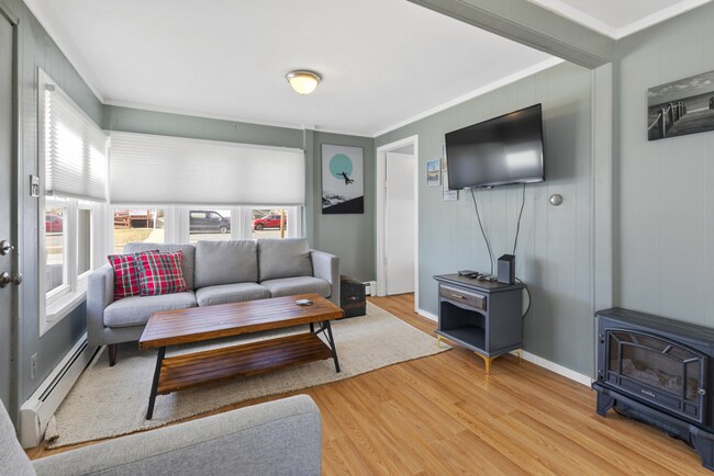 Building Photo - WINTER RENTAL Fully Furnished 2 Bedroom Co...
