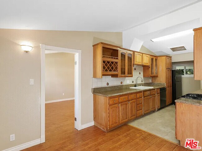 Building Photo - 526 N Emerald Dr