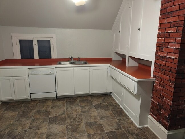 Building Photo - 530 7th St NW