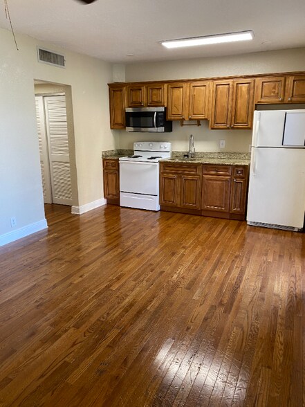 Building Photo - 7 Oak St