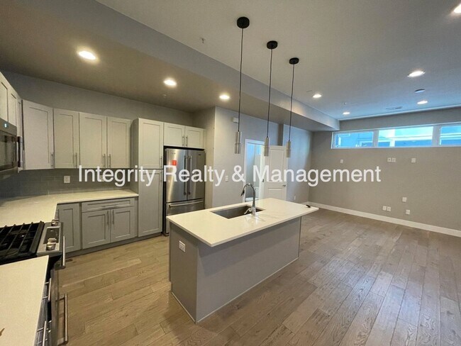 Building Photo - 2815 W 25th Ave