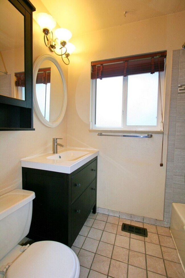 Building Photo - 3 Bedroom Split Level Home Available in South Colorado Springs!