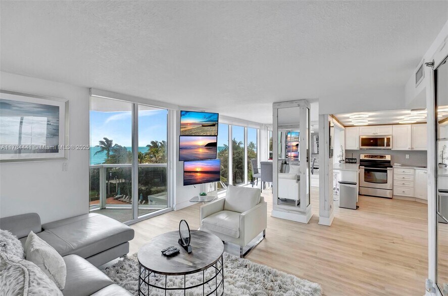 Primary Photo - 2401 Collins Ave