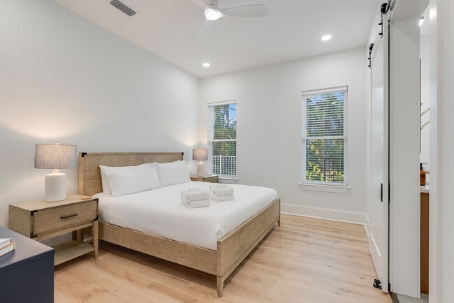 Building Photo - 223 E Lakeshore Dr