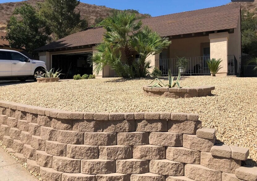 Building Photo - 10431 Santana St