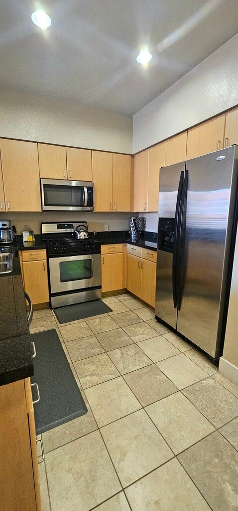 Building Photo - 445 Island Ave