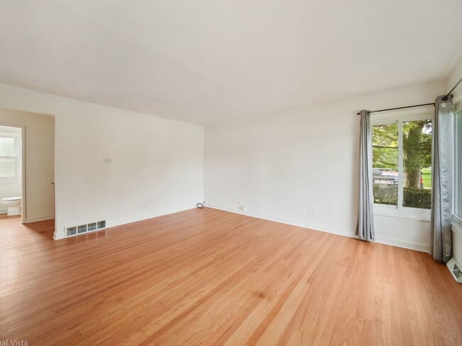Building Photo - 482 E Vallette St