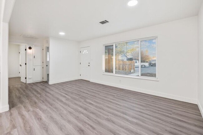 Building Photo - 1406 W Roosevelt Ave