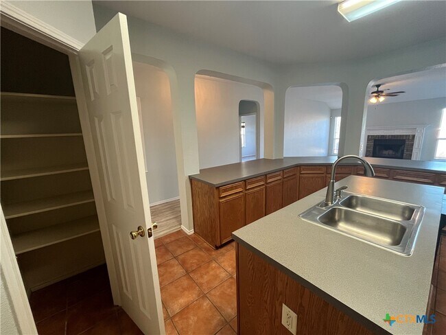 Building Photo - 3000 Rain Dance Loop