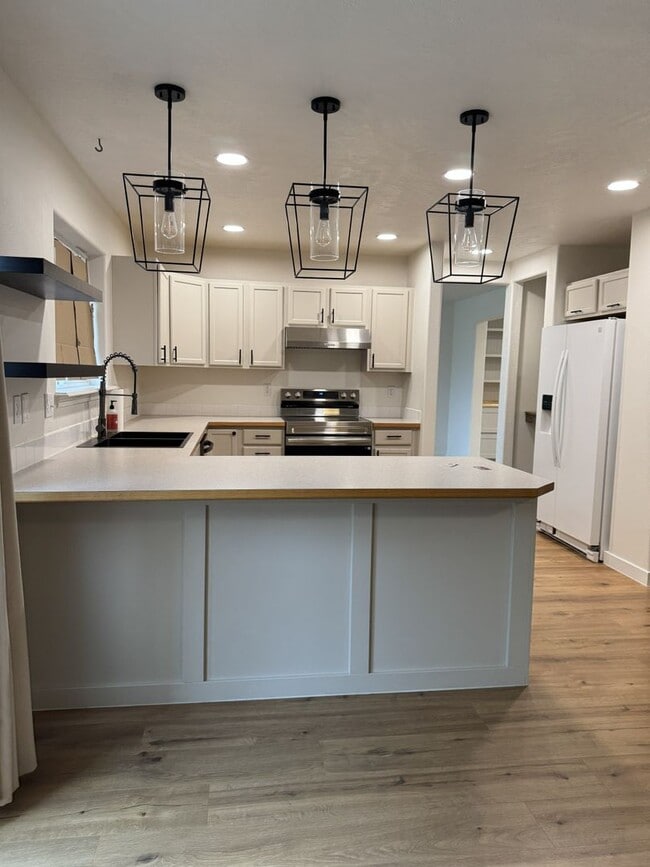 Building Photo - HARD TO FIND 4 BEDROOM