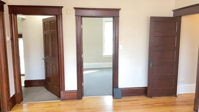 Building Photo - Available NOW!!  3 Bedroom Upper Level Dup...