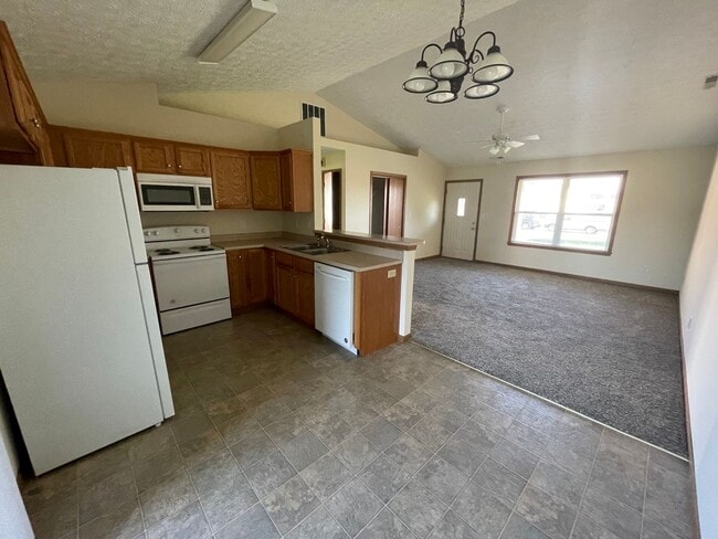 Building Photo - Large 2 Bedroom Condo