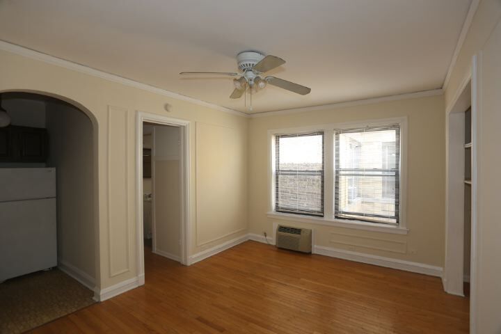 Building Photo - 823 W Wolfram St