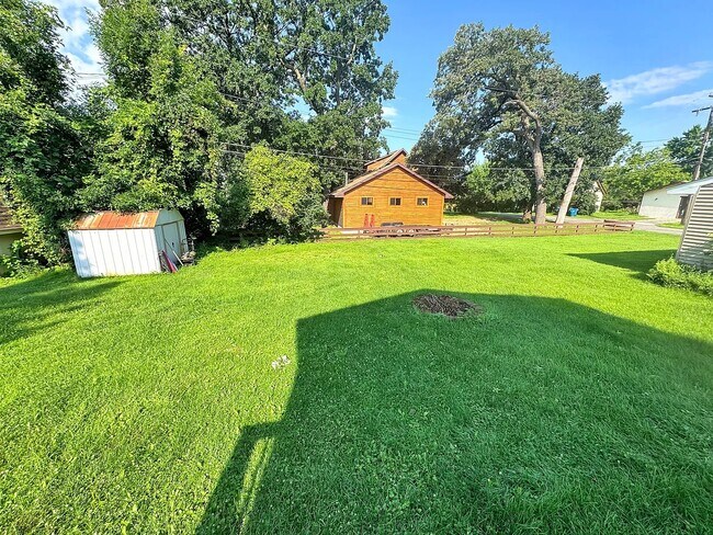 Building Photo - 465 3rd Ave