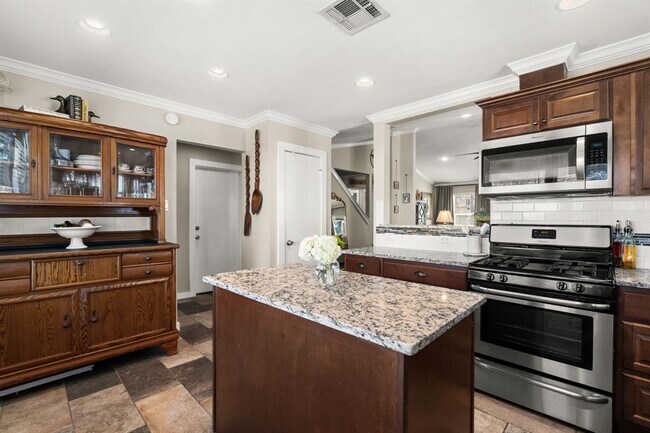 Building Photo - 9715 Meadowheath Dr