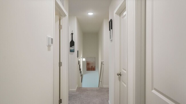 Building Photo - 4 bedroom 2.5 bathroom Single Family Home
