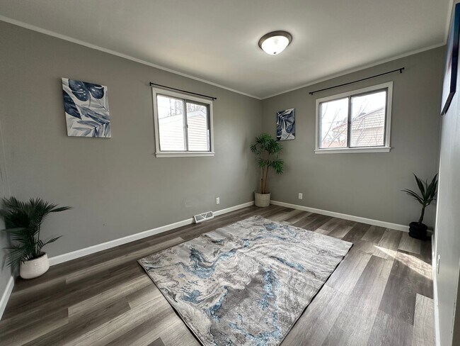 Building Photo - Spacious 2 bed, 1 bath home for rent in NE Waterloo available IMMEDIATELY .