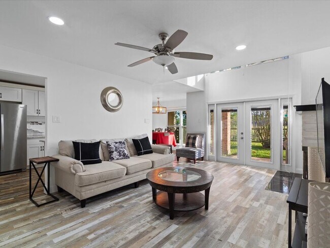 Building Photo - 15932 Seahorse Dr