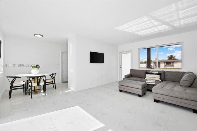 Building Photo - 10750 SW 43rd Ln