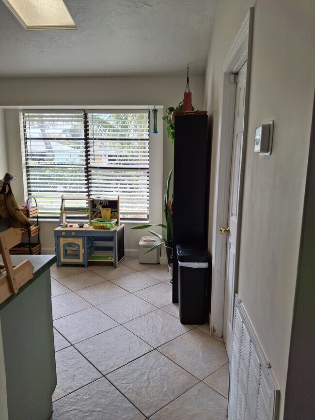 Building Photo - 385 Toledo St