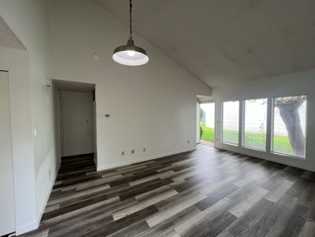 Building Photo - REMODELED 2 BEDROOM TOWNHOME