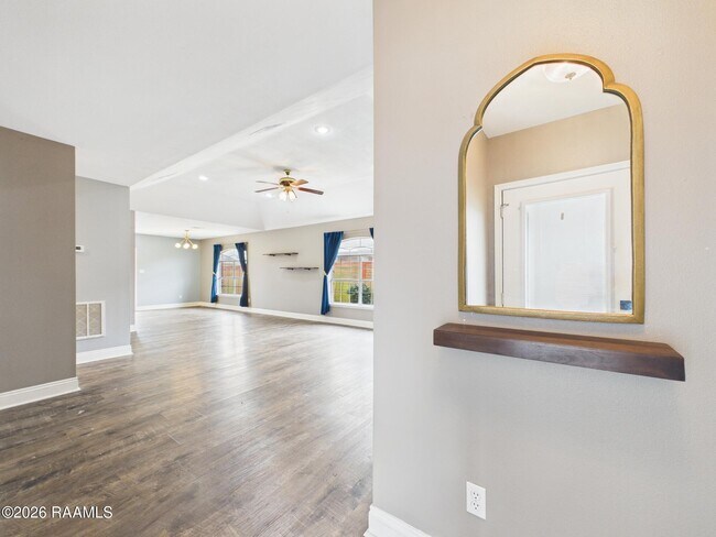 Building Photo - 115 La Rue Vil