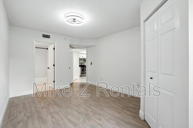Building Photo - 8880 Colonnades Ct W