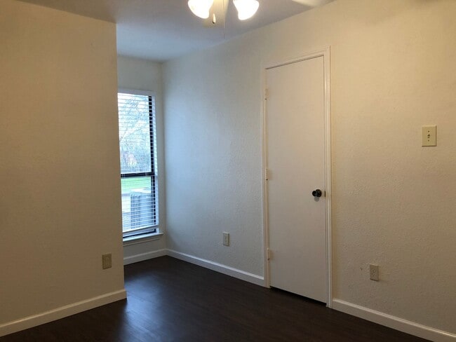 Building Photo - 208 E Denton Dr