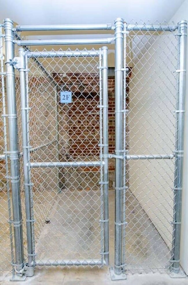 Building Photo - C Street Loft Available Early April!