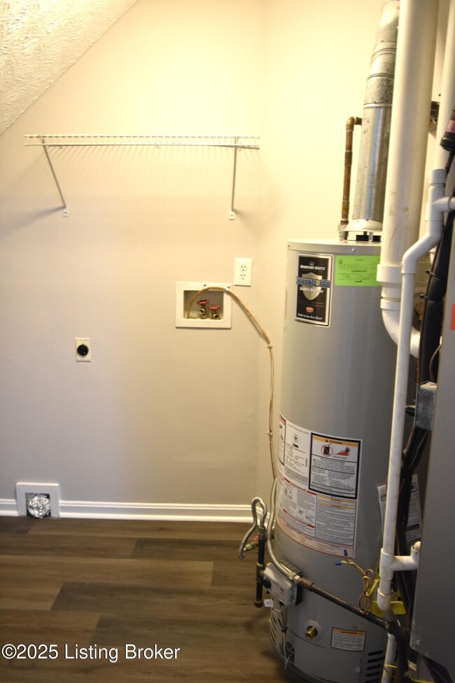 Building Photo - 4313 Hickoryview Dr