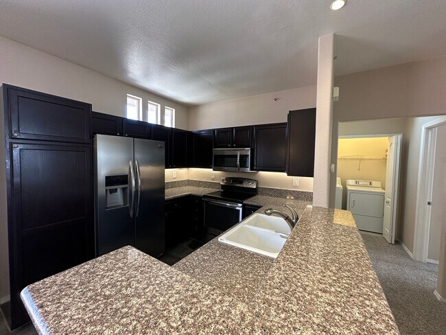 Building Photo - 2 Bed, 2 Bath in Courtyard Estates!