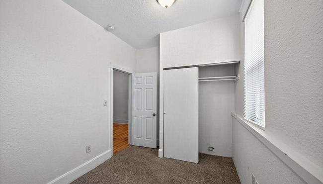 Building Photo - Charming half duplex in Sloane's Lake